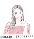 人差し指を頬に当て微笑む女性 130963777