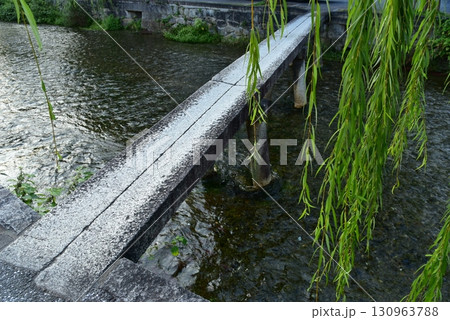 京都 柳と行者橋 京都 柳と行者橋 130963788