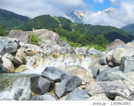 長野県　松川の流れと白馬連峰　8月 130963865