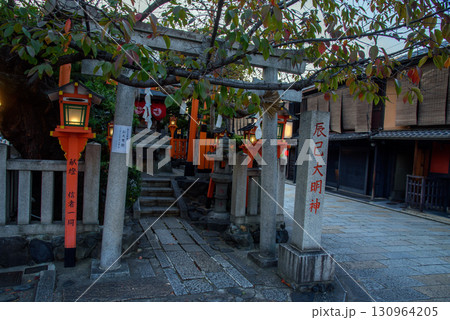 京都　夕暮れの辰巳大明神 130964205