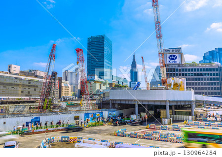 日本の東京都市景観9月17日。新宿駅前や新宿駅西口再開発などを望む…新時代へ 130964284
