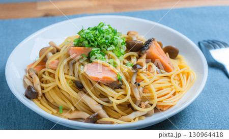 鮭ときのこの和風パスタ 130964418