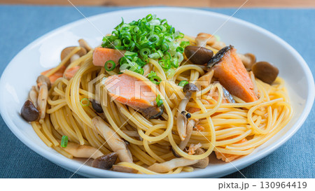 鮭ときのこの和風パスタ 鮭ときのこの和風パスタ 130964419