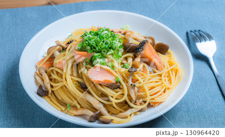 鮭ときのこの和風パスタ 130964420