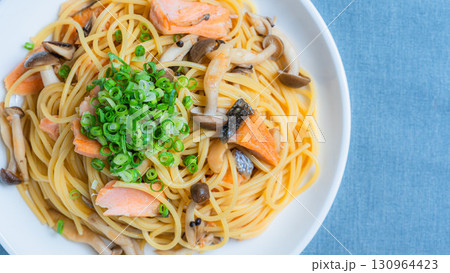 鮭ときのこの和風パスタ 鮭ときのこの和風パスタ 130964423