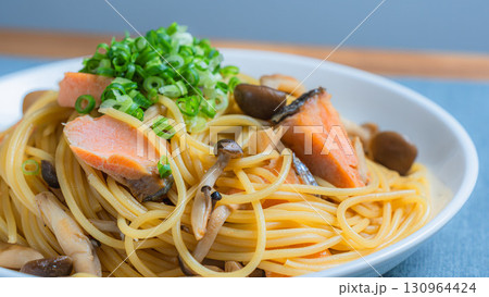 鮭ときのこの和風パスタ 130964424