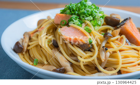 鮭ときのこの和風パスタ 鮭ときのこの和風パスタ 130964425