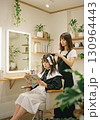 美容室でカラーをする女性 130964443
