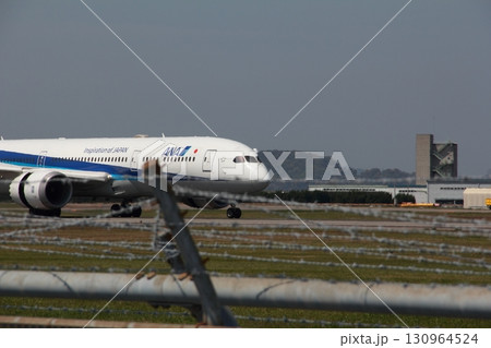 愛媛県松山空港　着陸する旅客機 130964524