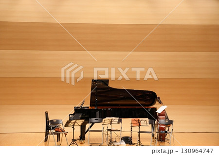 コンサートホールに置かれているグランドピアノと弦楽器たち 130964747