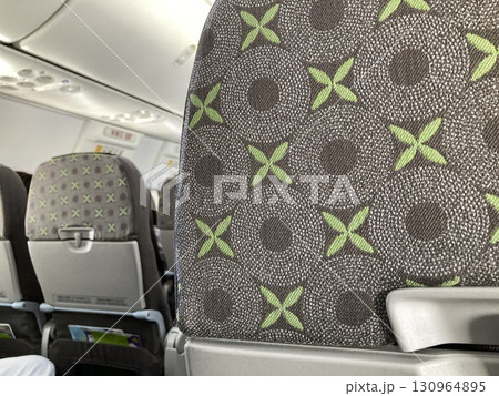 飛行機内 飛行機内 130964895