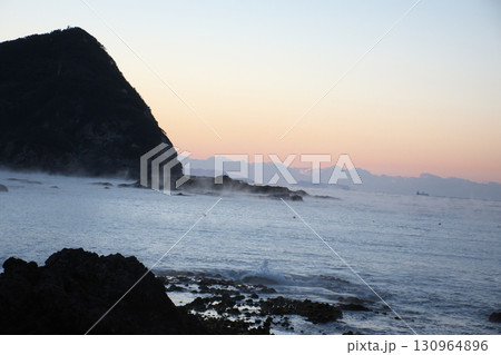 毛嵐の派生した朝日に照らされる海 130964896