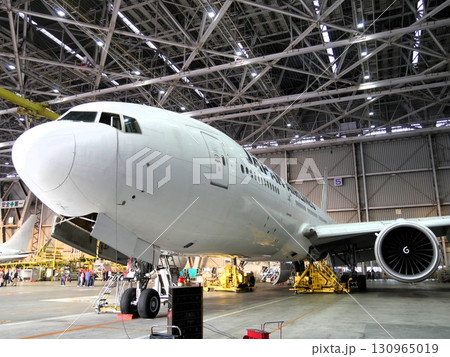 格納庫に停まる飛行機 130965019