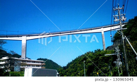 瑞浪市の小里城大橋と青空の風景 130965045