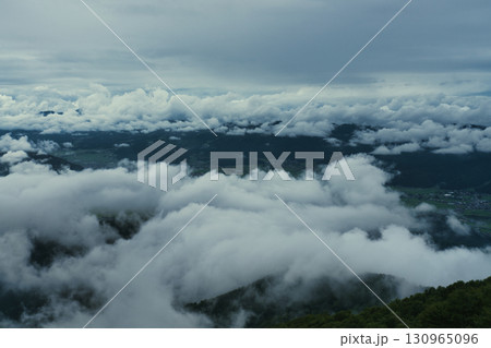 山から見る雲に覆われた山並み　八海山 130965096