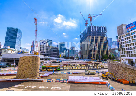 日本の東京都市景観9月17日。新宿駅前や西新宿一丁目地区プロジェクトなどを望む…新時代へ 130965205