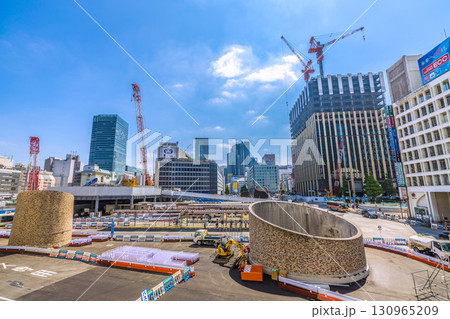 日本の東京都市景観9月17日。新宿駅前や西新宿一丁目地区プロジェクトなどを望む…新時代へ 130965209