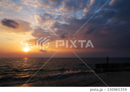 富山湾に沈む夕日をしんきろうロードから望む 130965359