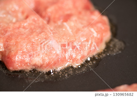 鉄板でハンバーガーに使うパテを焼いているところ (写真素材) 鉄板でハンバーガーに使うパテを焼いているところ (写真素材) 130965682