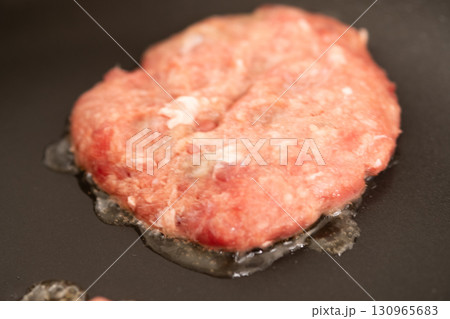 鉄板でハンバーガーに使うパテを焼いているところ　(写真素材) 130965683