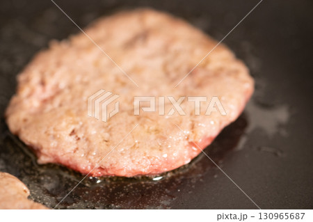 鉄板でハンバーガーに使うパテを焼いているところ (写真素材) 鉄板でハンバーガーに使うパテを焼いているところ (写真素材) 130965687