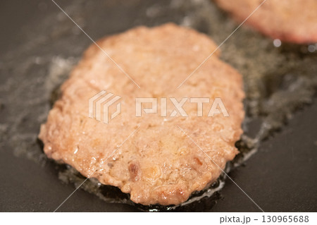 鉄板でハンバーガーに使うパテを焼いているところ　(写真素材) 130965688