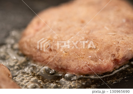 鉄板でハンバーガーに使うパテを焼いているところ　(写真素材) 130965690