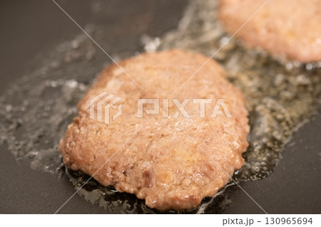 鉄板でハンバーガーに使うパテを焼いているところ (写真素材) 鉄板でハンバーガーに使うパテを焼いているところ (写真素材) 130965694