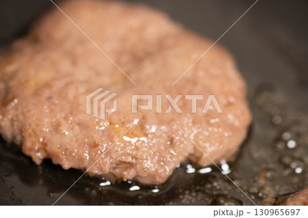 鉄板でハンバーガーに使うパテを焼いているところ　(写真素材) 130965697