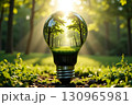 森の景色を映す電球 130965981