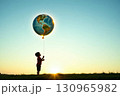 風船でできた地球を持つ子供 130965982