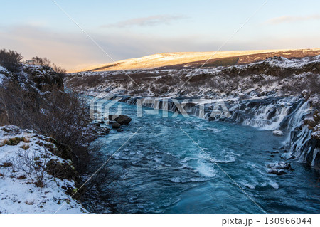 冬のフロインフォッサルの滝と雪景色 130966044