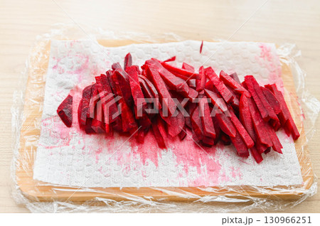 千切りした真っ赤な野菜　ビーツ 130966251