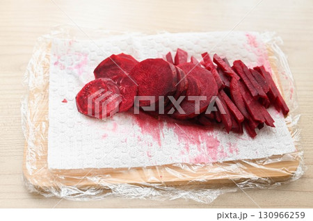 千切りしていくビーツ 130966259