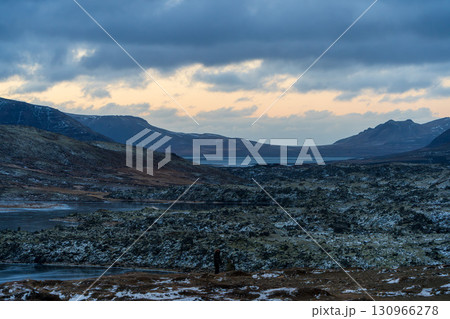 冬のアイスランド火山地帯と山々 130966278