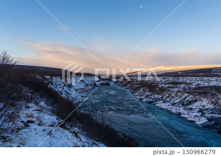 冬のフロインフォッサルの滝と雪景色 130966279