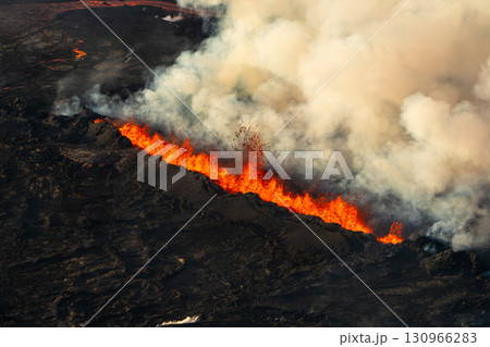 噴火するアイスランド火山と溶岩流 130966283