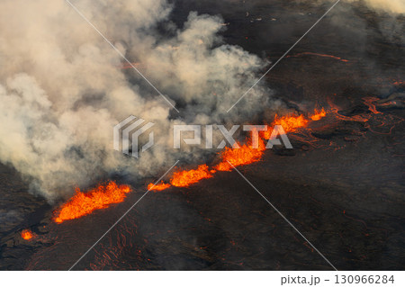 噴火するアイスランド火山と溶岩流 130966284