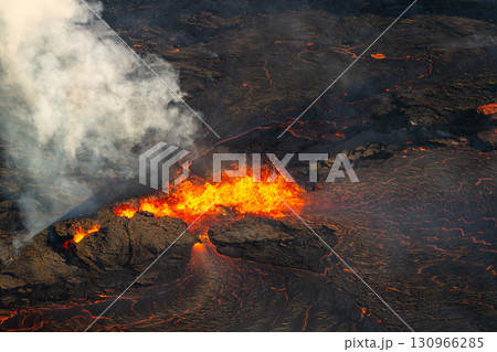 火山噴火と流れる溶岩(アイスランド) 火山噴火と流れる溶岩(アイスランド) 130966285