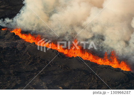 噴火するアイスランド火山と溶岩流 噴火するアイスランド火山と溶岩流 130966287