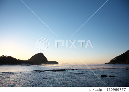 朝日に染まる海 朝日に染まる海 130966777