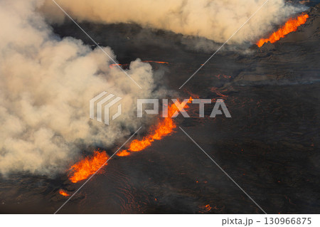 噴火するアイスランド火山と溶岩流 噴火するアイスランド火山と溶岩流 130966875
