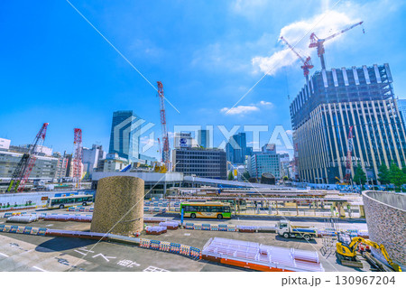 日本の東京都市景観9月17日。新宿駅前や新宿駅西口再開発、西新宿一丁目地区プロジェクトなどを望む 130967204