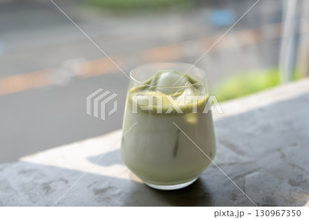 抹茶の香り広がる贅沢なアイス抹茶ラテ 130967350