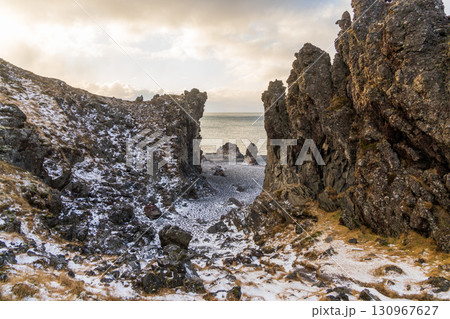 Dritvík・Djúpalónssandur（Snæfellsnes半島）の岩壁と入り江 130967627