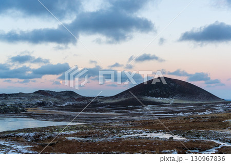 アイスランドの火山丘と冬の荒野の風景 アイスランドの火山丘と冬の荒野の風景 130967836