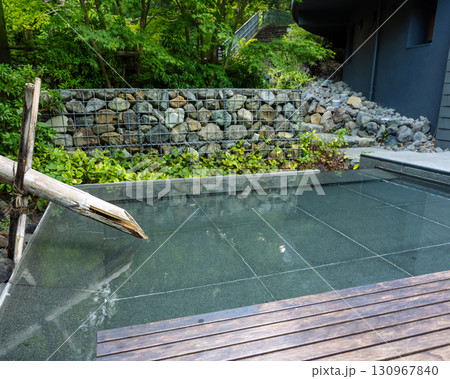 湯河原万葉公園の玄関テラスにある足湯の様子 湯河原万葉公園の玄関テラスにある足湯の様子 130967840