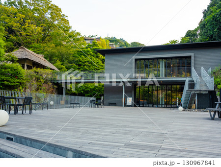 湯河原万葉公園の玄関テラスを正面から見た様子 130967841