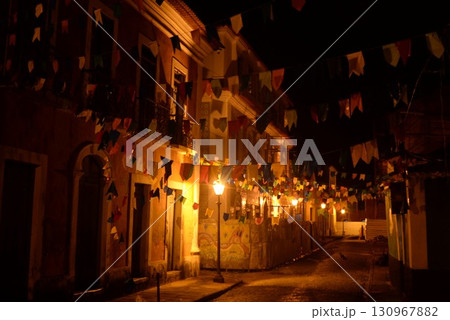 街灯に照らされた古い街並み3 130967882