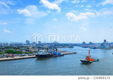 新潟港を出港中の新日本海フェリー「あざれあ」より貨物船を望む 130968172